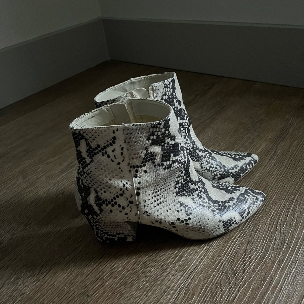 Women's Snake Print Ankle Boots - White/Black